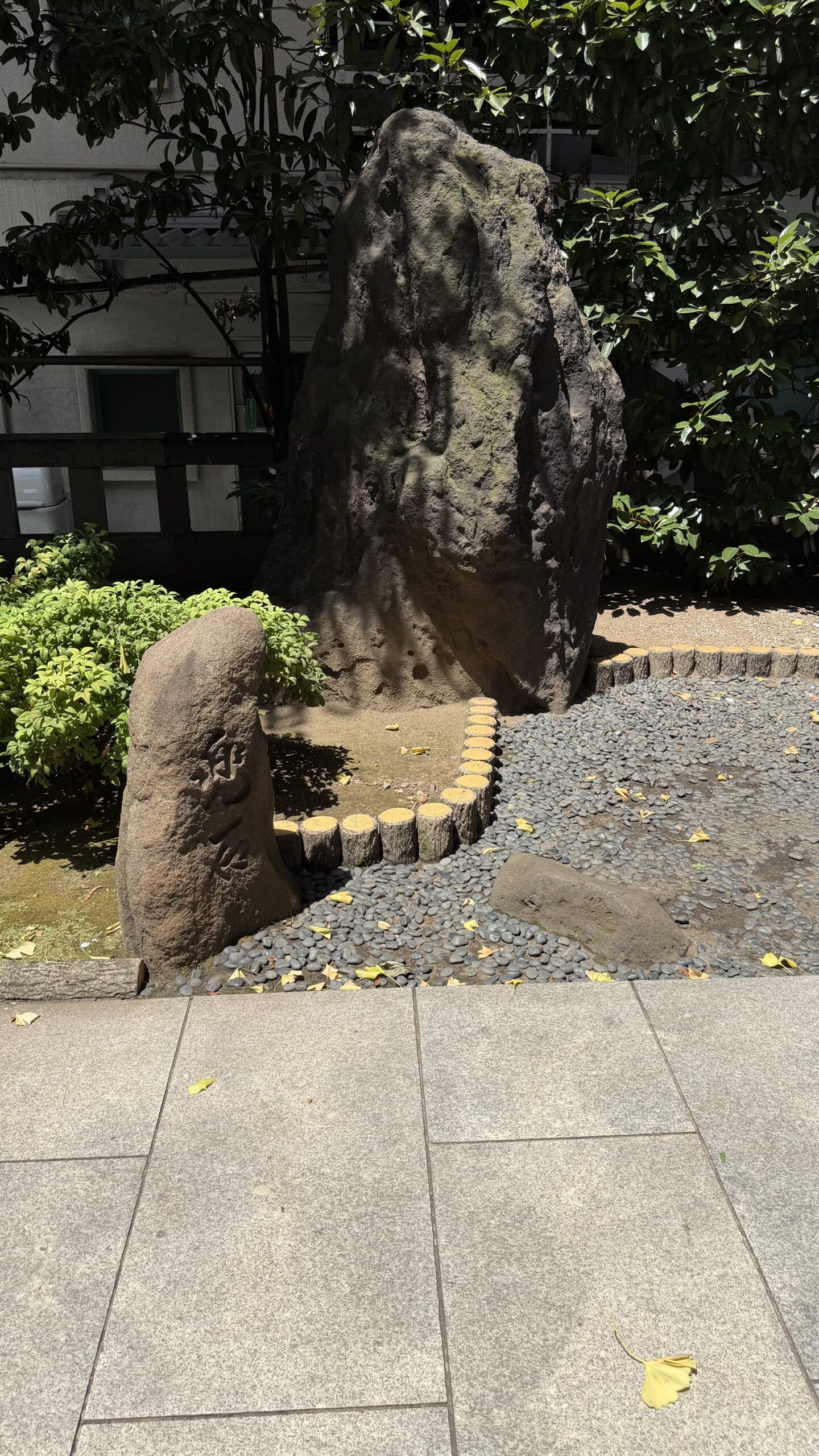 兜神社の兜岩と兜石