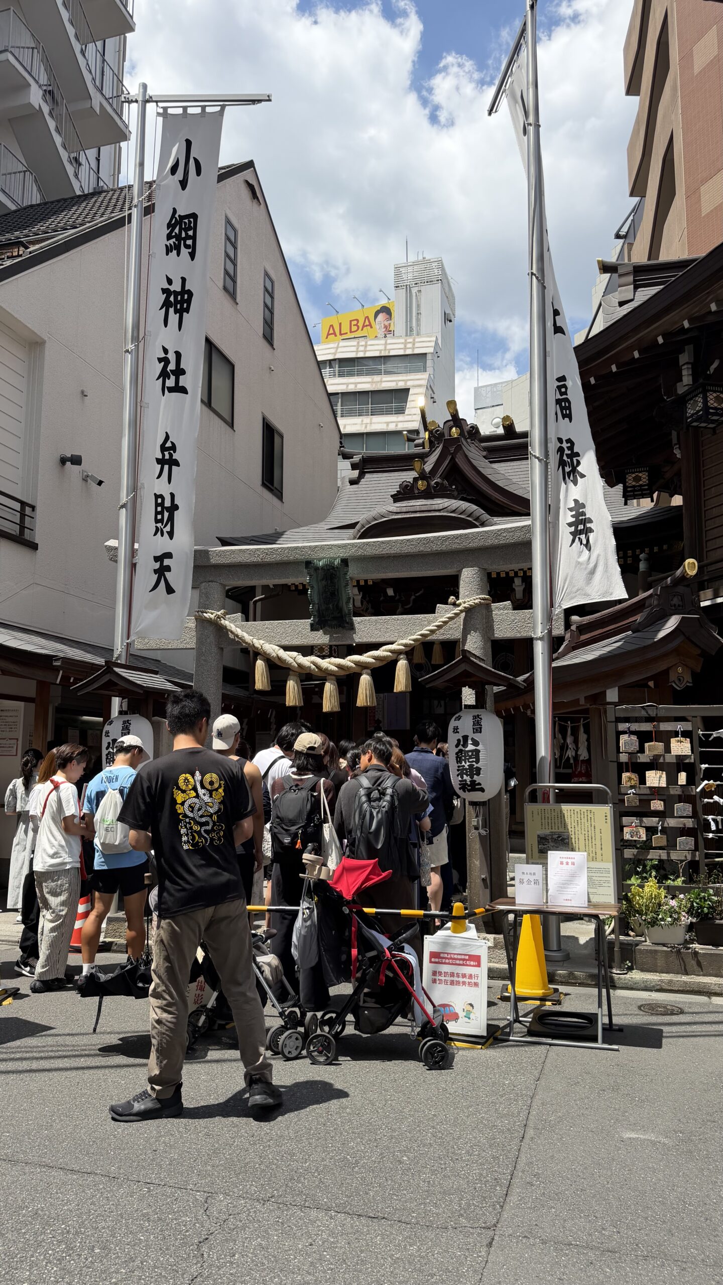 小網神社の参拝待ちの行列