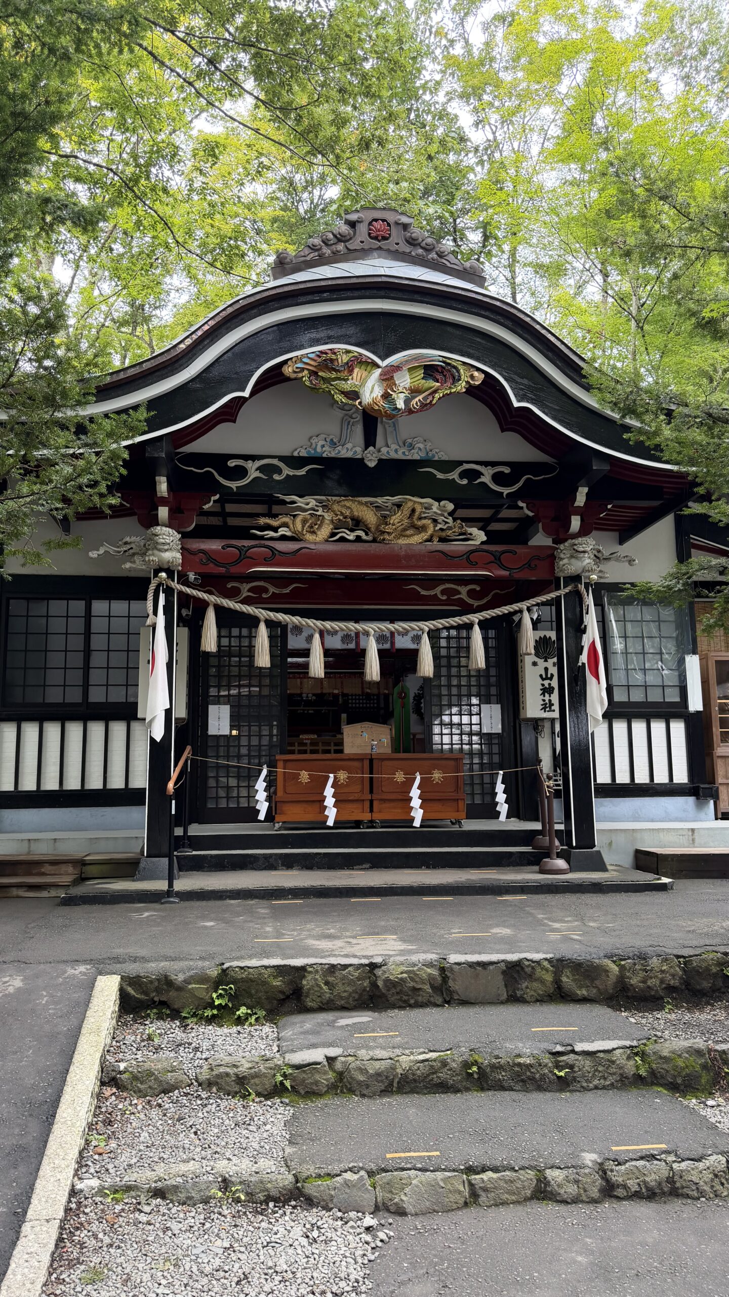新屋山神社 本宮の拝殿