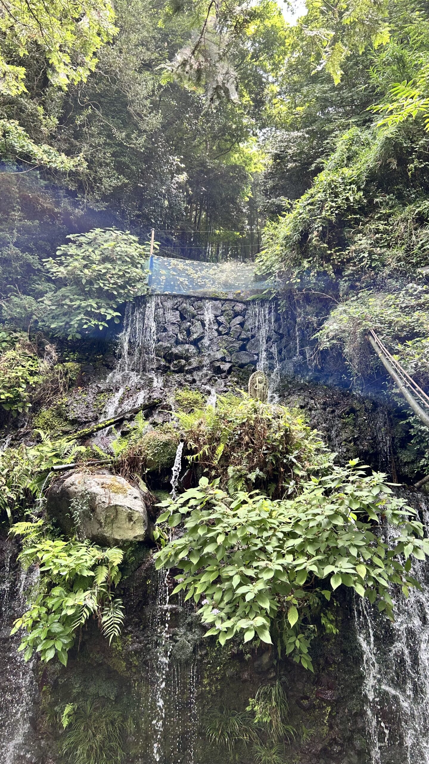 瀧川神社の滝と苔むした岩